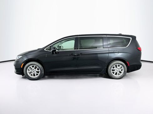 Used 2023 Chrysler Pacifica Touring-L FWD image 4