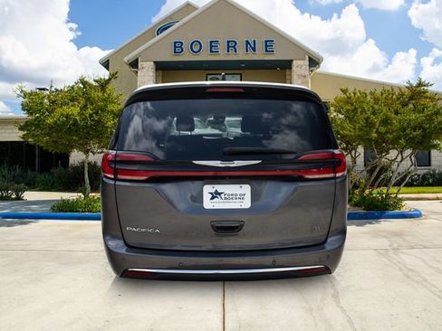 Used 2023 Chrysler Pacifica Touring-L FWD image 4