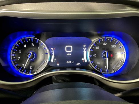 Used 2025 Chrysler Pacifica Select FWD image 13