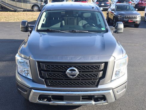 Used 2021 Nissan Titan SV w/ SV Convenience Package image 4
