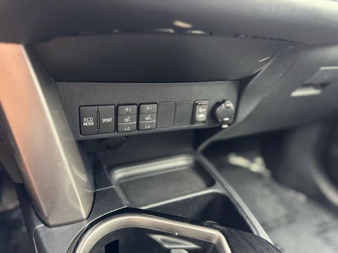 Used 2018 Toyota RAV4 Limited FWD image 31