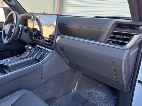 Used 2024 Lexus GX 550 AWD/4WD image 15