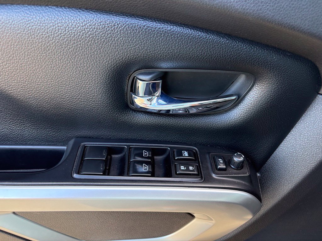 Used 2017 Nissan Titan SL AWD/4WD image 11
