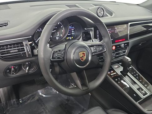 Certified 2026 Porsche Macan AWD/4WD image 4