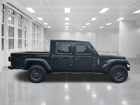 Used 2024 Jeep Gladiator Sport AWD/4WD image 4
