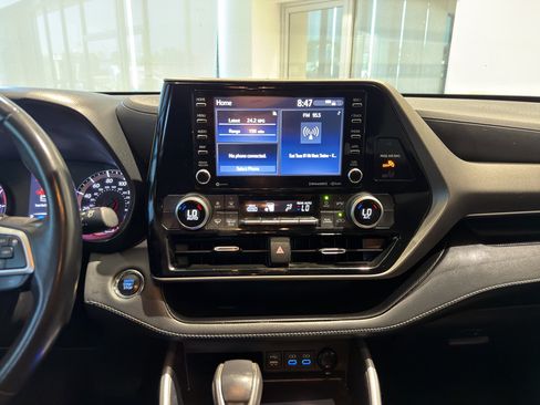 Used 2022 Toyota Highlander LE FWD image 18
