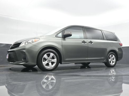 Used 2020 Toyota Sienna L FWD image 17