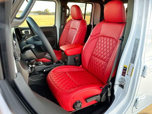 New 2025 Jeep Gladiator Sport image 11