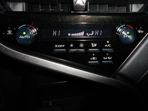 Used 2022 Toyota Camry SE image 12