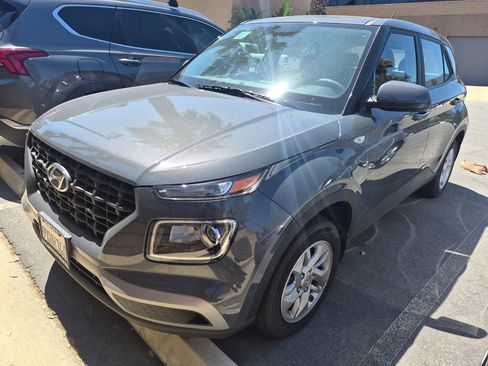 Used 2026 Hyundai Venue SE FWD image 2