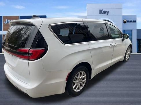 Used 2023 Chrysler Pacifica Touring-L image 4