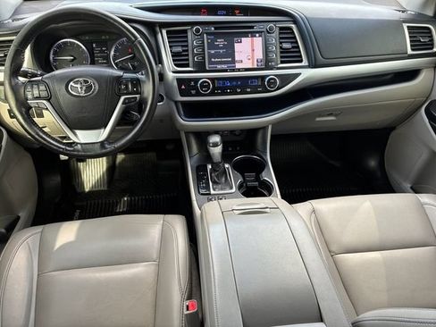 Used 2019 Toyota Highlander XLE AWD/4WD image 9