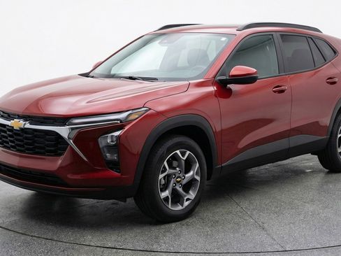 Used 2025 Chevrolet Trax LT image 3