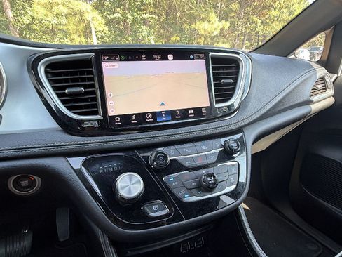 Used 2025 Chrysler Pacifica Limited FWD image 33