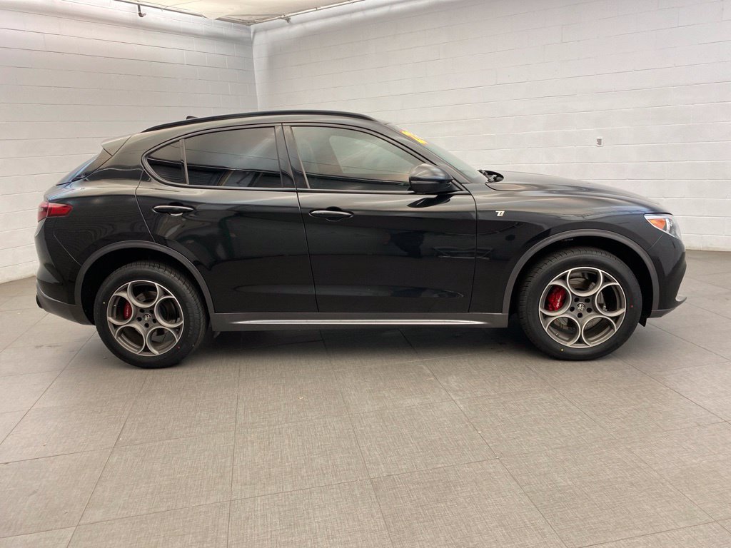 Used 2022 Alfa Romeo Stelvio Ti AWD/4WD image 8