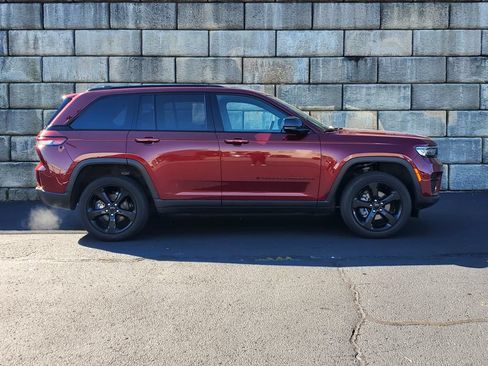 Used 2023 Jeep Grand Cherokee Altitude AWD/4WD image 6