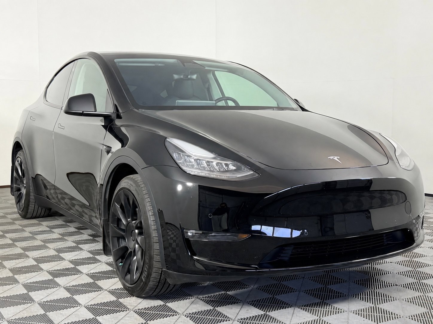 Used 2022 Tesla Model Y Long Range AWD/4WD image 1