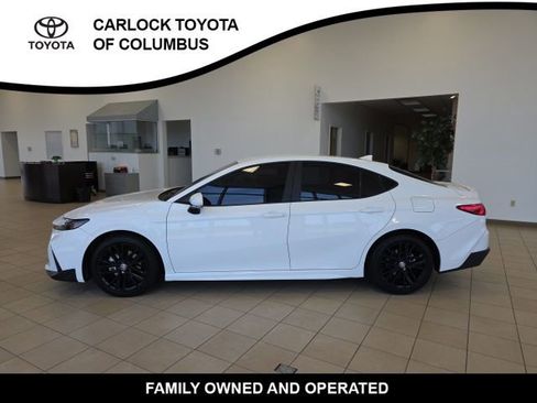 Used 2025 Toyota Camry SE FWD image 2