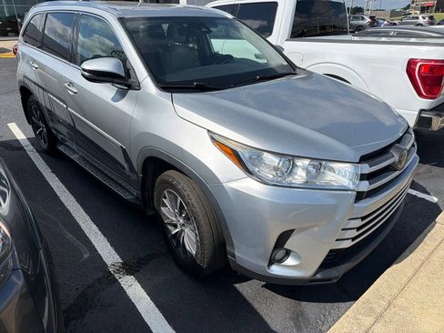 Used 2018 Toyota Highlander XLE AWD/4WD image 2
