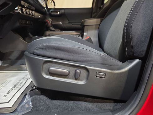 Used 2021 Toyota Tacoma TRD Sport w/ Technology Package AWD/4WD image 14