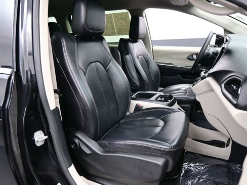 Used 2022 Chrysler Pacifica Touring-L FWD image 15