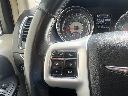 Used 2014 Chrysler Town & Country Touring FWD image 20