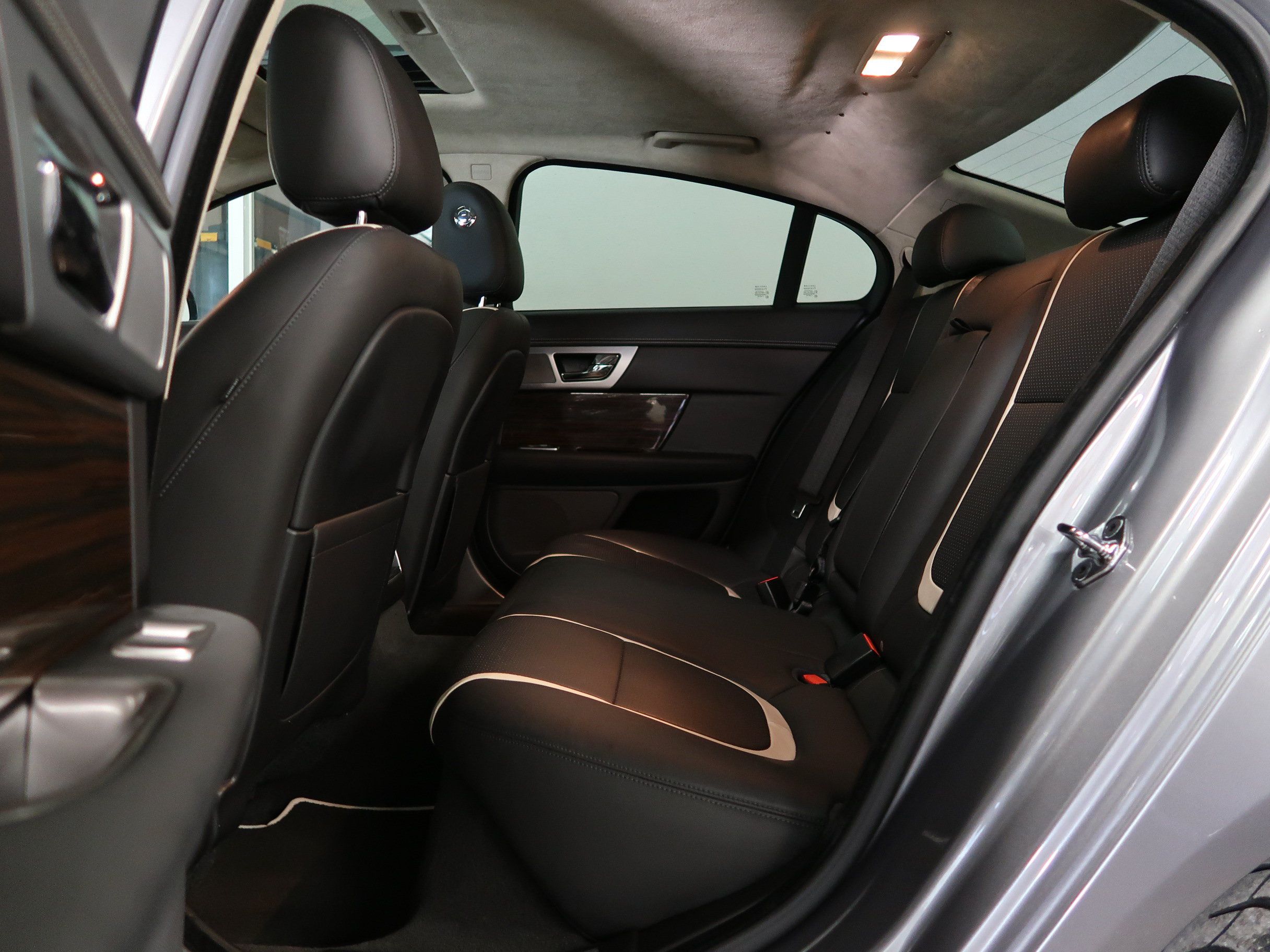 Used 2012 Jaguar XF Portfolio RWD image 33