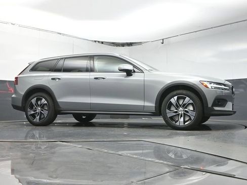 New 2026 Volvo V60 B5 Cross Country Plus w/ Protection Package Premier AWD/4WD image 32