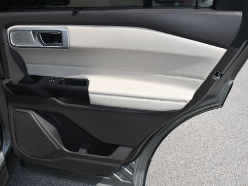 Used 2020 Ford Explorer Platinum w/ Premium Technology Package image 22