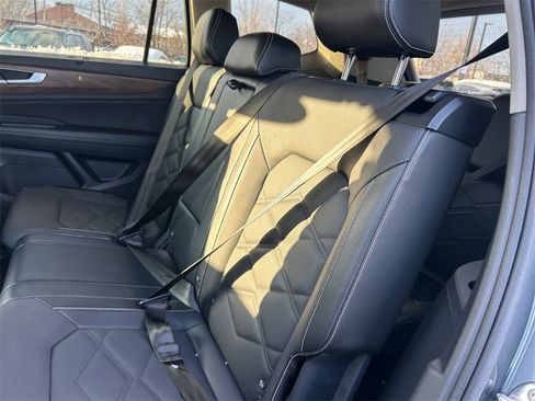 Used 2024 Volkswagen Atlas SE image 18