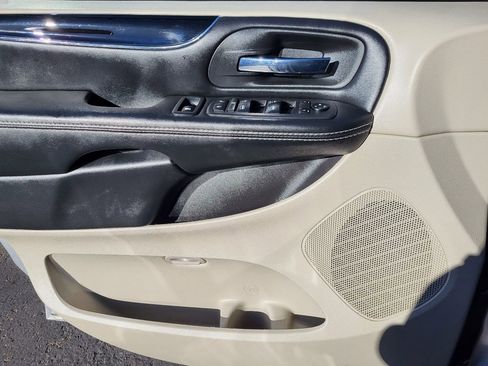 Used 2019 Dodge Grand Caravan SXT image 13