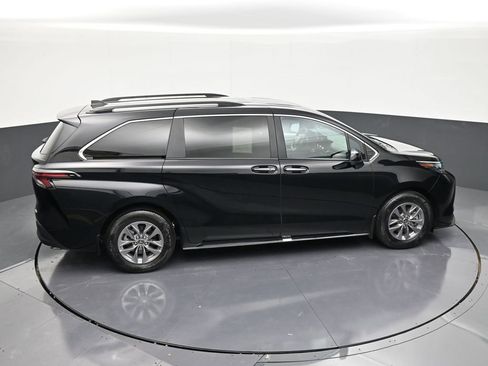 Used 2025 Toyota Sienna XLE w/ XLE Plus Package FWD image 18