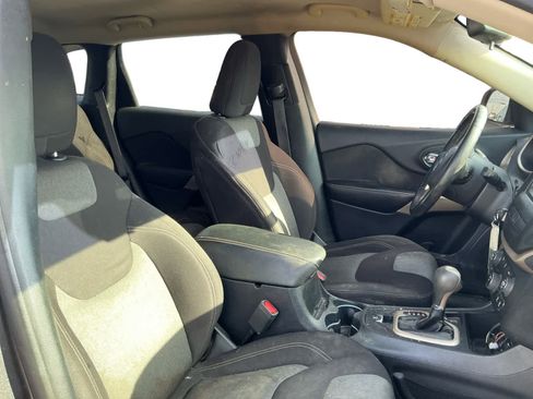 Used 2017 Jeep Cherokee Sport w/ Cold Weather Group image 15