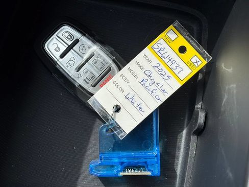 Used 2025 Chrysler Pacifica Select FWD image 37
