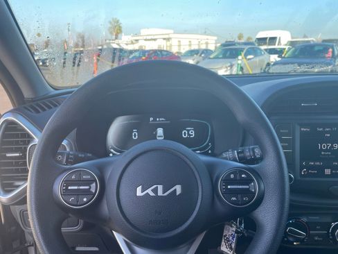 Used 2025 Kia Soul LX w/ LX Technology Package image 25