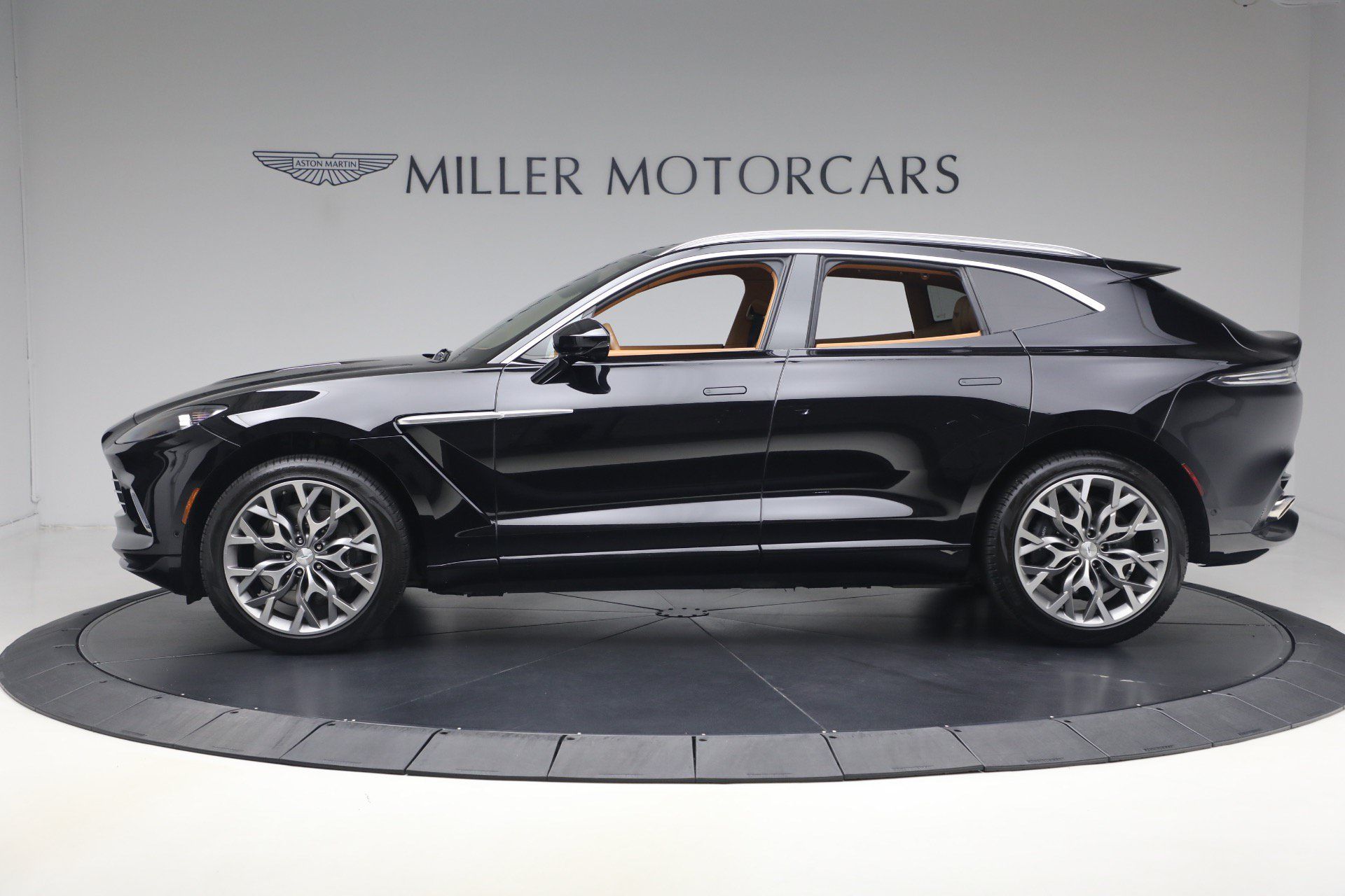Used 2021 Aston Martin DBX AWD/4WD image 3