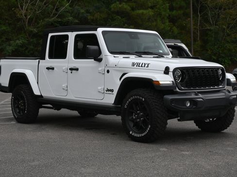 Used 2024 Jeep Gladiator Willys image 11