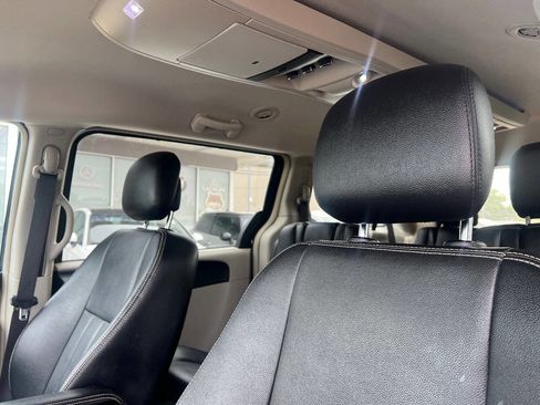 Used 2015 Chrysler Town & Country Touring w/ Driver Convenience Group FWD image 17