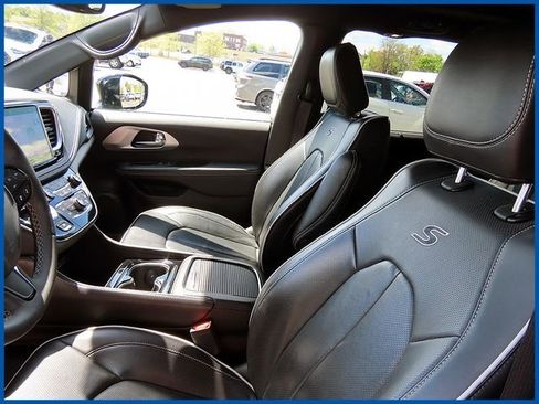 Certified 2025 Chrysler Pacifica Limited FWD image 14