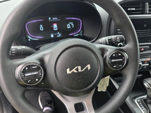 Used 2025 Kia Soul LX w/ LX Technology Package FWD image 8