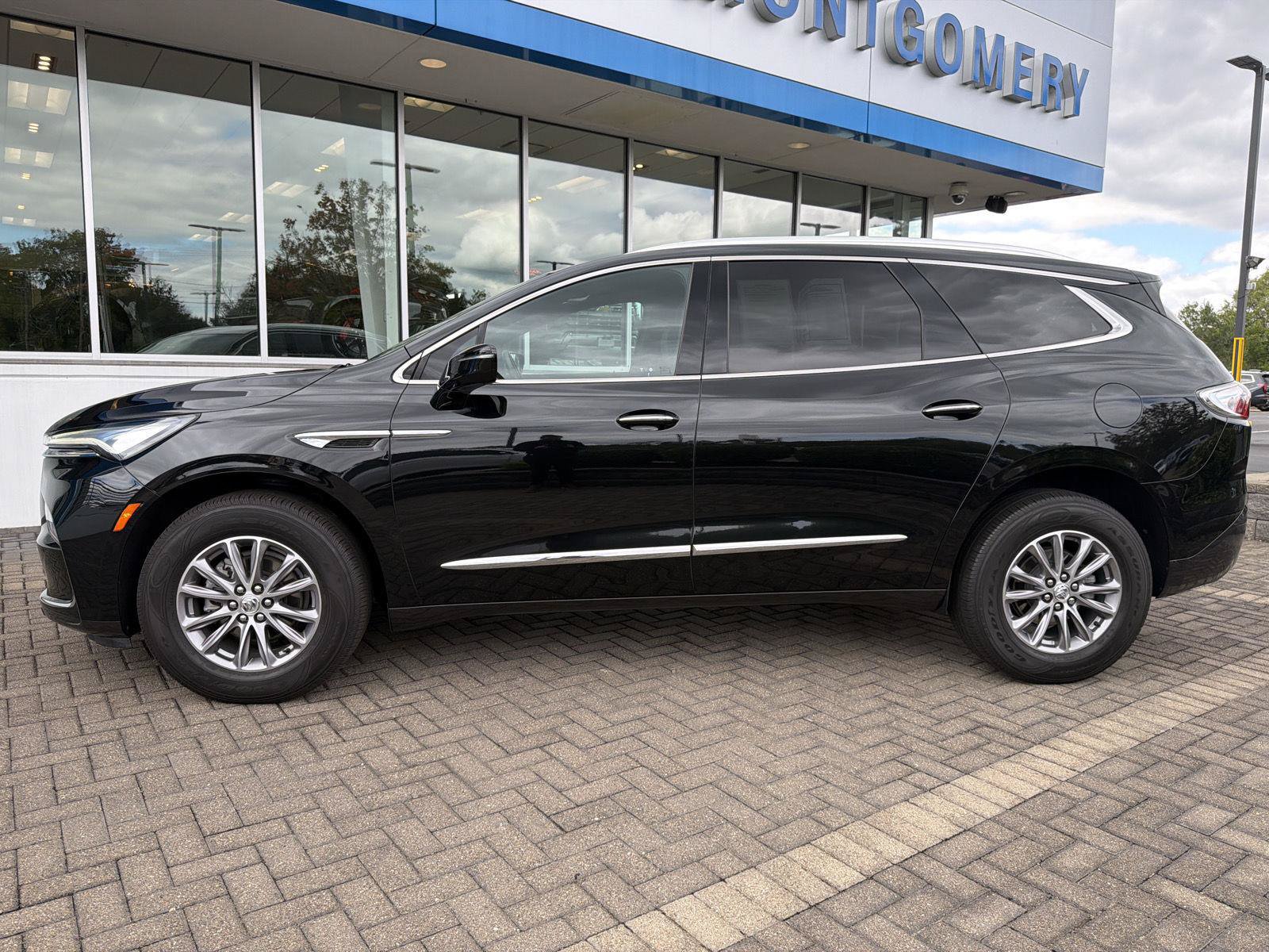 Used 2023 Buick Enclave Essence FWD image 2
