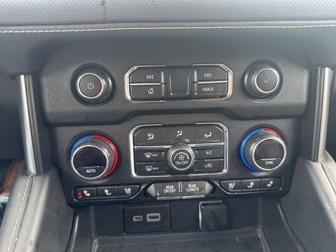 Used 2023 Chevrolet Suburban Premier image 21