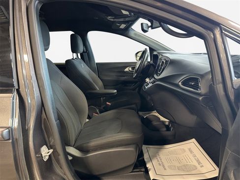 Used 2020 Chrysler Pacifica Touring w/ S Appearance Package image 26