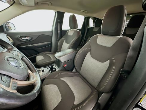Used 2014 Jeep Cherokee Latitude w/ Cold Weather Group FWD image 13