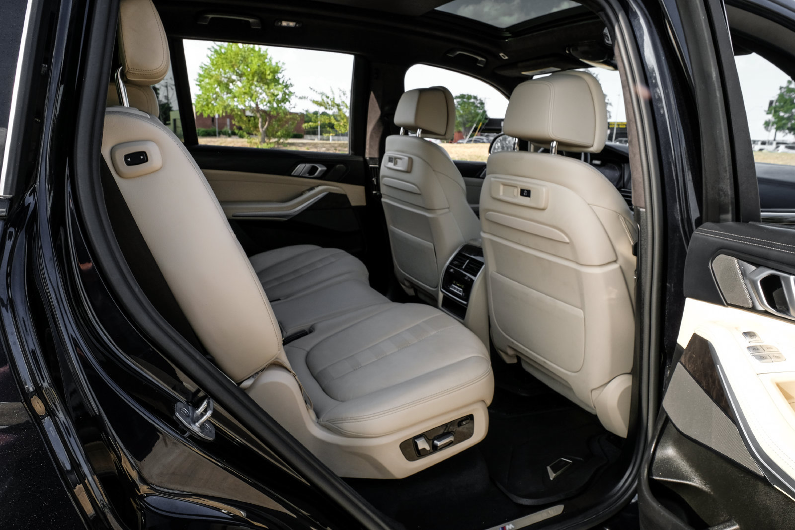 Used 2021 BMW X7 xDrive40i w/ M Sport Package AWD/4WD image 42