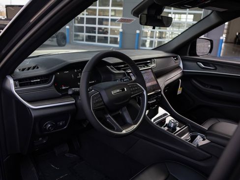New 2025 Jeep Grand Cherokee L Limited AWD/4WD image 13