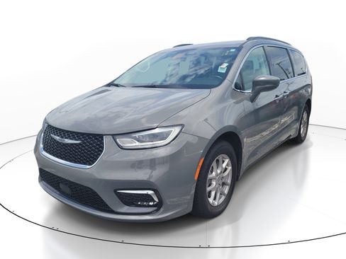 Used 2022 Chrysler Pacifica Touring-L FWD image 3