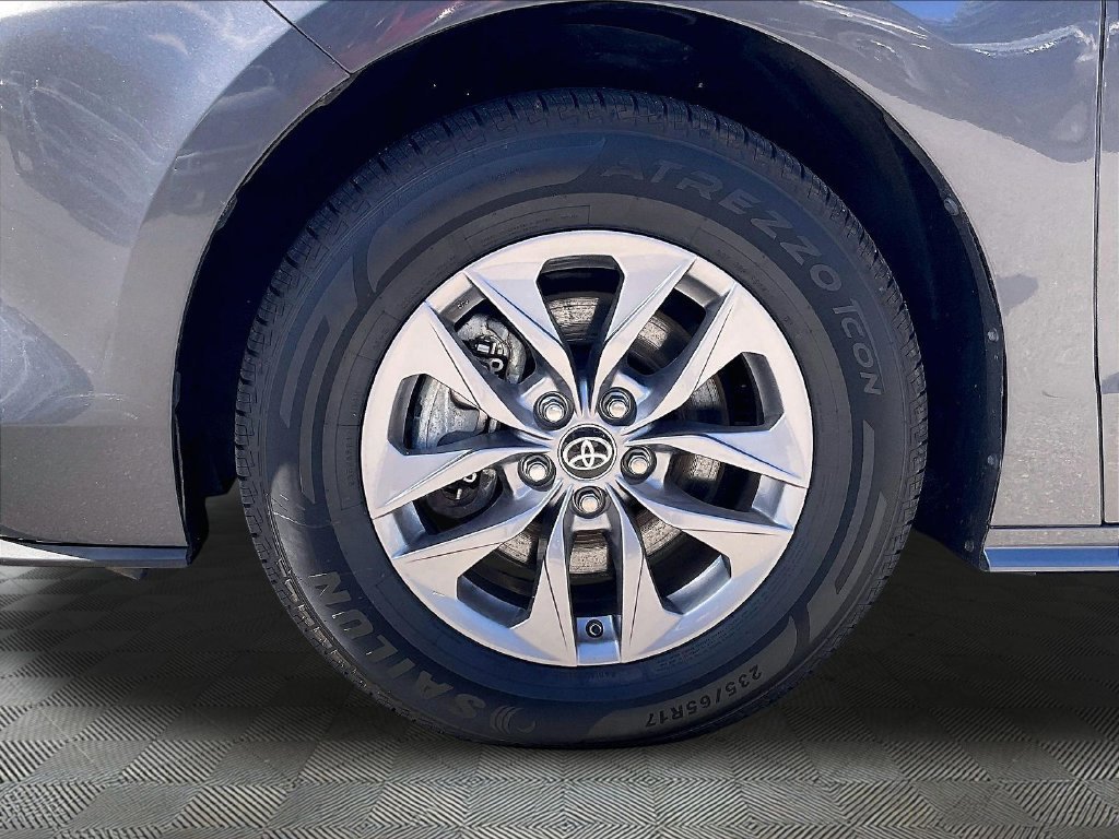 Used 2025 Toyota Sienna XLE FWD image 7
