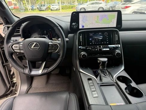 Used 2025 Lexus LX 600 4WD w/ Luxury Package image 12