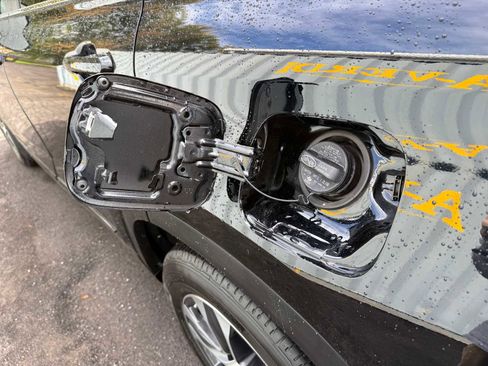 Used 2023 Toyota Highlander XLE image 24